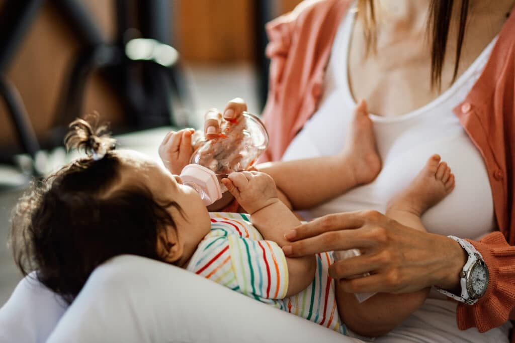 نوزاد، نکات اصولی برای مراقبت از نوزاد,شیردهی,روش های شیردهی نوزاد